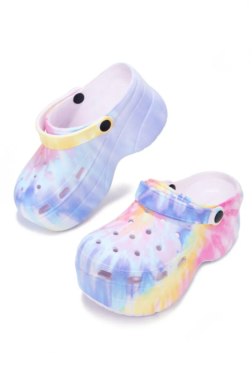 CAPE ROBBIN GARDENER CHUNKY PLATFORM ANKLE STRAP CUT OUT CLOG SANDAL-TIE DYE
